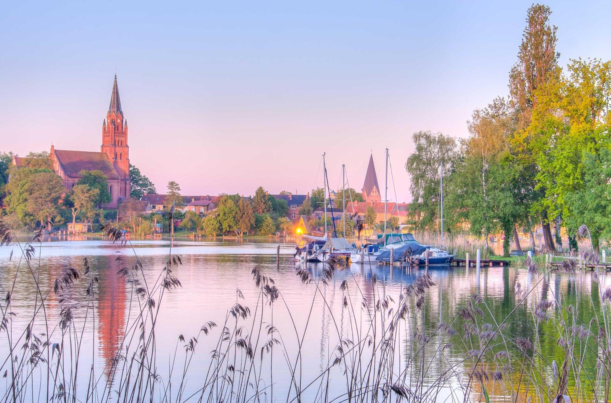 Kranichrast Am Röbeler Stadthafen *